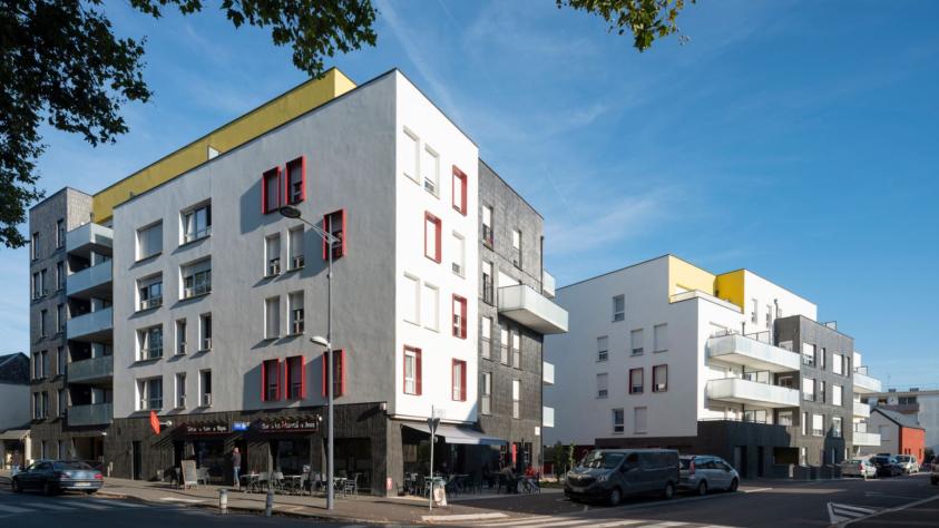 Création d'un coeur de vie en pied de résidence, une place au pied du commerce.