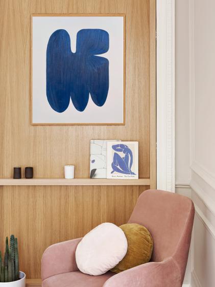 Détail d'une porte dérobée vers le bureau
