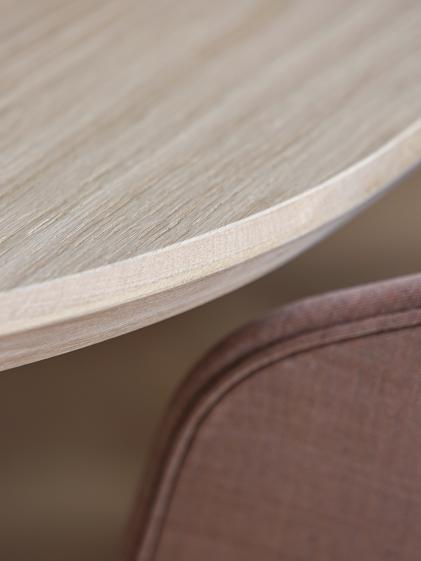 Détail incrustation de laiton dans le bois de la table de réunion