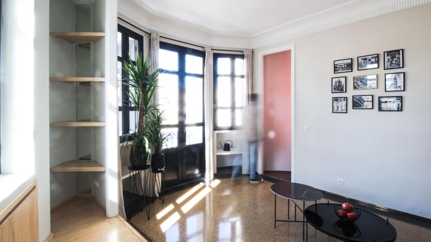 le bureau est plus haut de deux marches ce qui donne une vue surélevée sur le sa