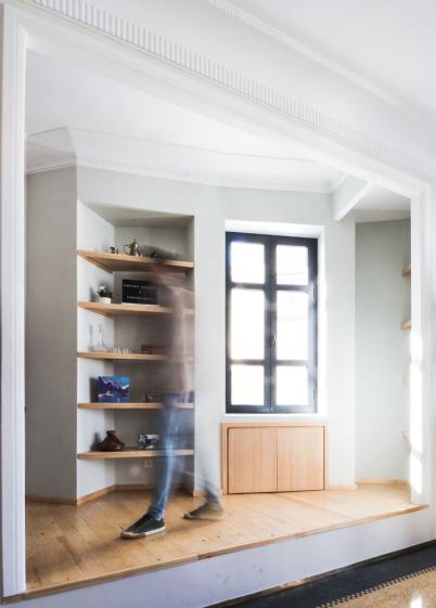 Nous avons recouert le bureau de parquet pour lui donner une allure d'alcôve.