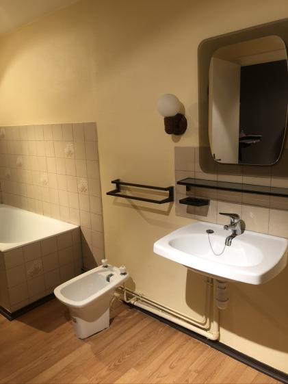 AVANT TRAVAUX salle de bain datée