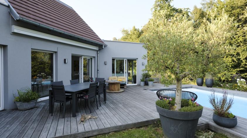terrasse en bois comme plage de piscine