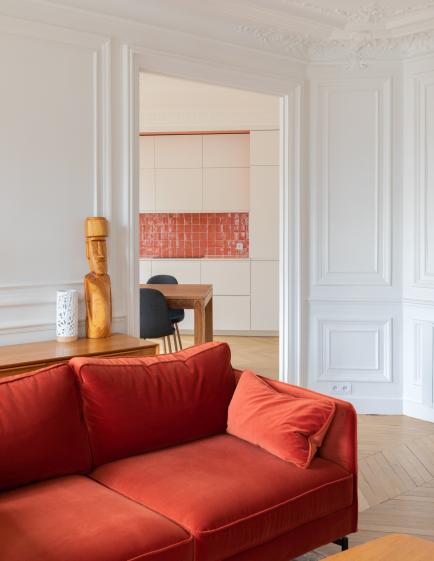 La perspective vers la cuisine depuis le salon