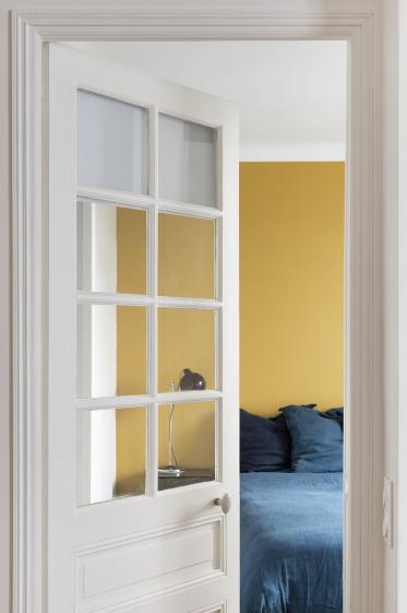 Vue vers la chambre colorée