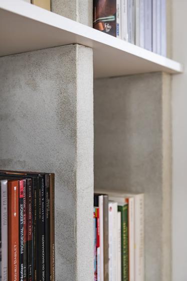 Le détail de la bibliothèque en bois et béton