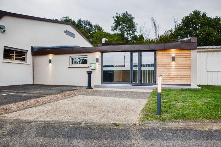 Salle des Fêtes de Virignin, vue par l'extérieur (côté entrée), après les travau