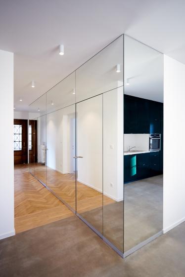 Mur miroir. Cuisine en valchromat vert.