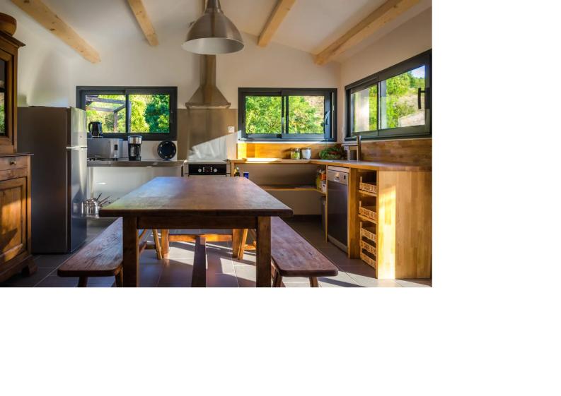 VUE INTÉRIEURE DE LA CUISINE