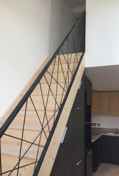 Escalier au-dessus de la cuisine