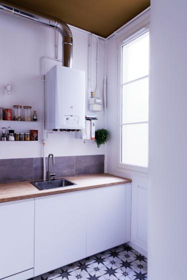 02-appartement-paris11-haussmanien-cuisine-blanche-plan-de-travail-bois.jpg