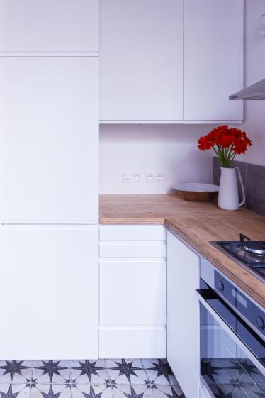 03-appartement-paris11-haussmanien-cuisine-blanche-plan-de-travail-bois.jpg