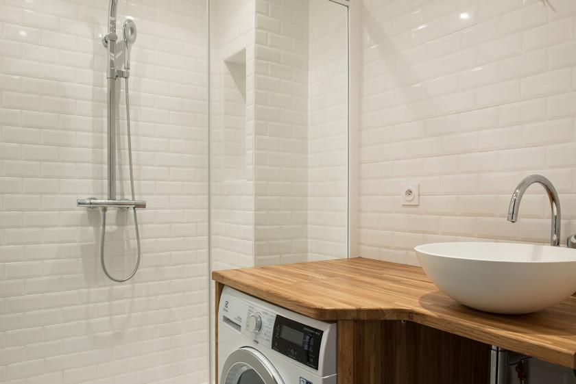 06-appartement-paris12-haussmanien-salle-de-bain-carrelage_metro-blanc-bois.jpg
