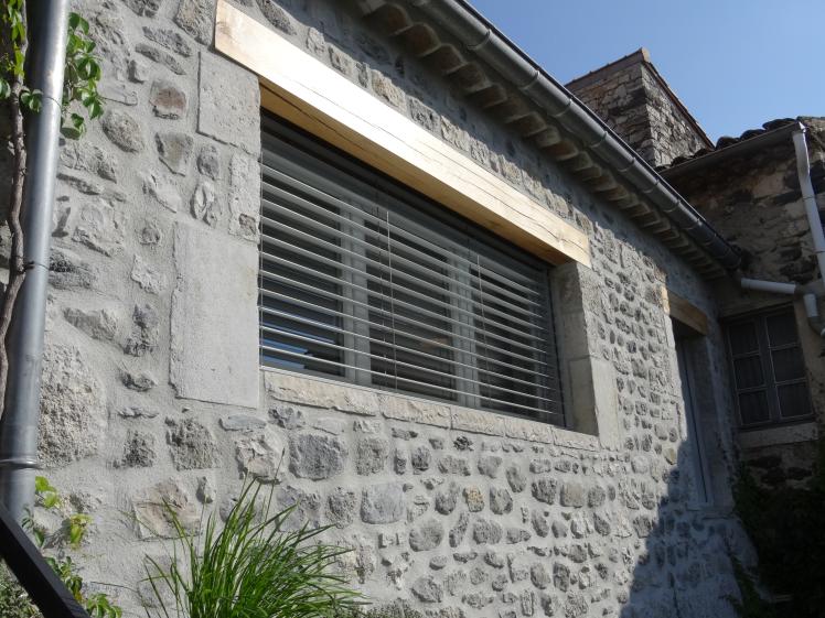 Baies avec brise soleil orientable.