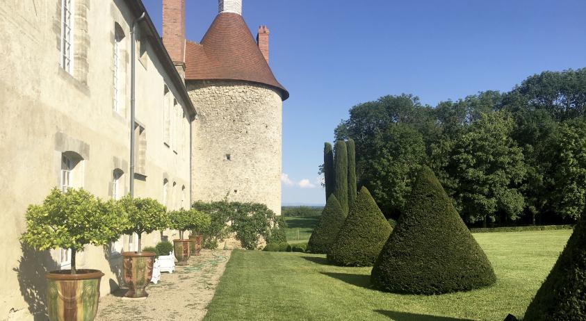 AMÉNAGEMENTS INTERIEURS ET EXTERIEURS D'UN CHÂTEAU