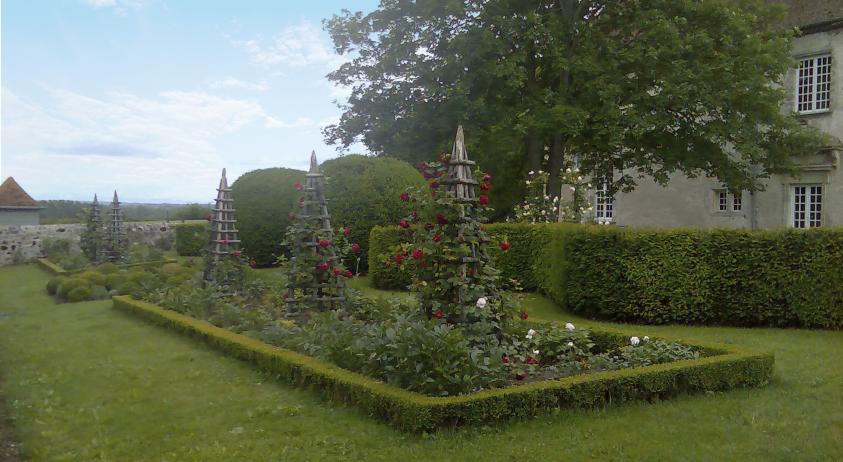 AMÉNAGEMENTS INTERIEURS ET EXTERIEURS D'UN CHÂTEAU