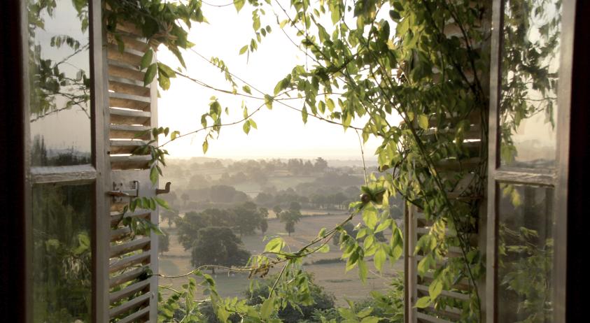 Vue dégagée depuis le château sur la vallée de la Vouzance