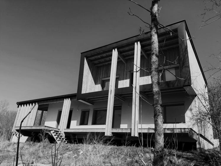 Façade Sud: terrasse bois et cadrages sur le paysage