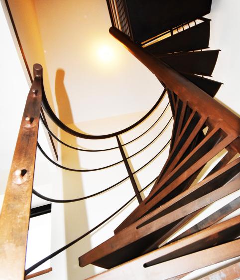 Salon 4 - détail escalier métal