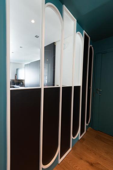 Détail verrièere crée entre entrée et cuisine