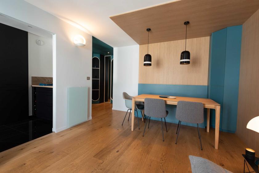 Coin repas et vue sur entrée et cuisine