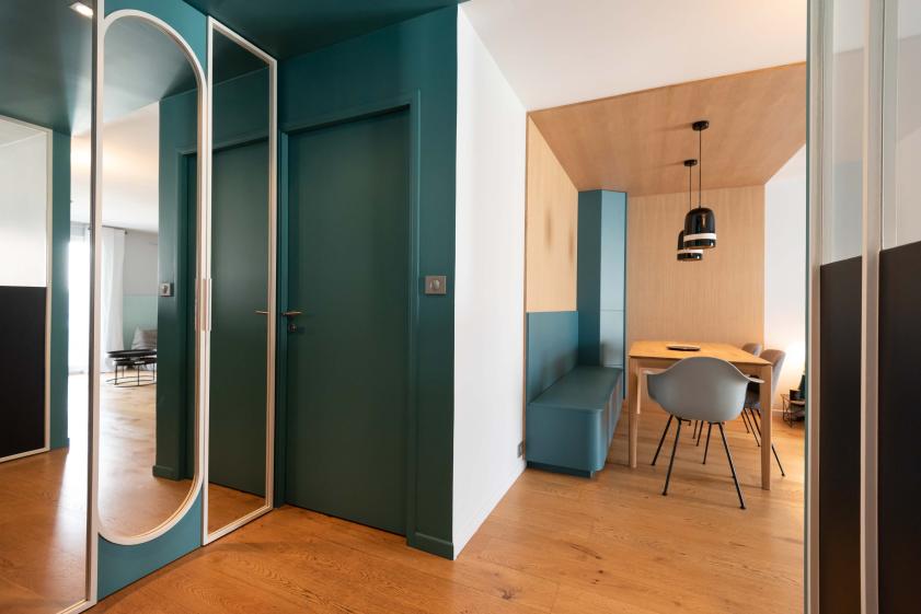 Coin repas et entrée vue par la porte d'entrée