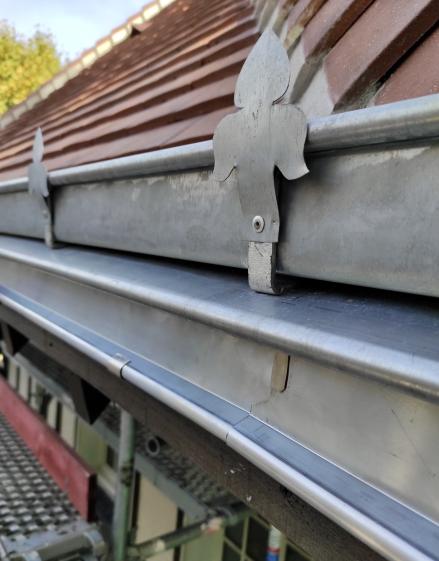 Détail de reprise des zingierues avec décors realisés à la main