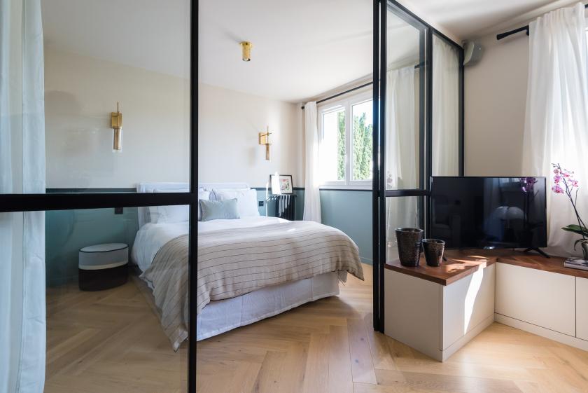 Vue sur la chambre depuis la verrière crée sur mesure