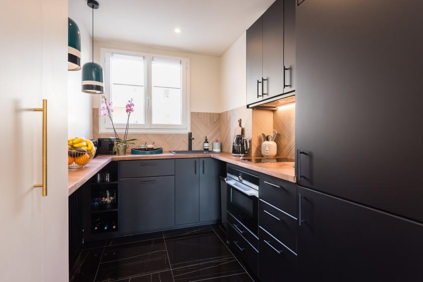 Cuisine avec placards sur mesure pour integrer une evacaution d'eau 