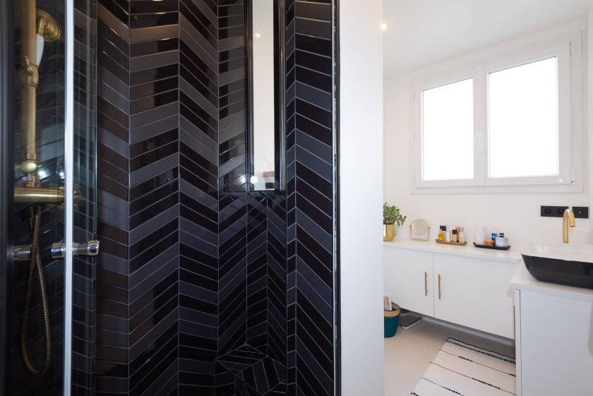 Salle de douche avec verrière