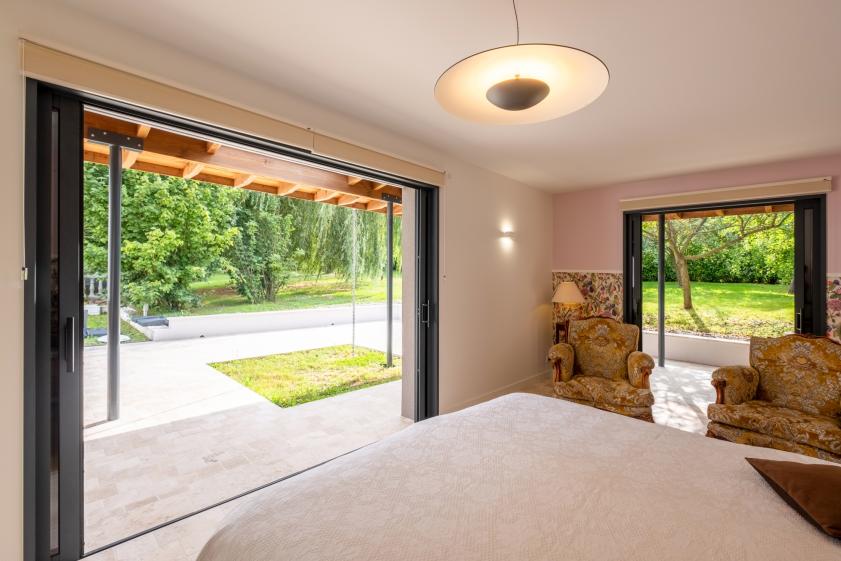 chambre RDC avec fenêtres galandage - continuité intérieur extérieur