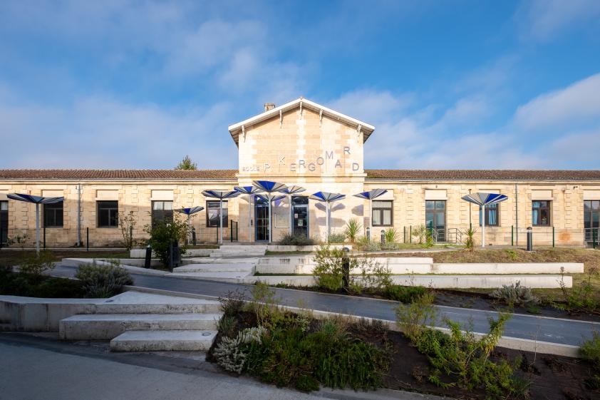 Façade d'entrée de l'école - parvis d'accueil