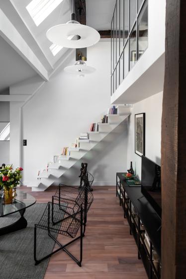 Le séjour et sa double hauteur