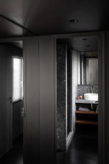 Le dressing donnant accès à la salle de bain