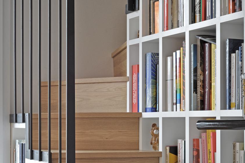 Chaque élément constitutif de l'escalier s'aligne et joue avec les verticales et
