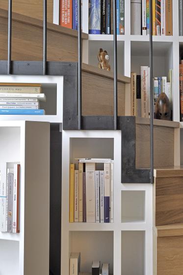 Une porte intégrée à la bibliothèque dissimule un accès au volume de rangement i