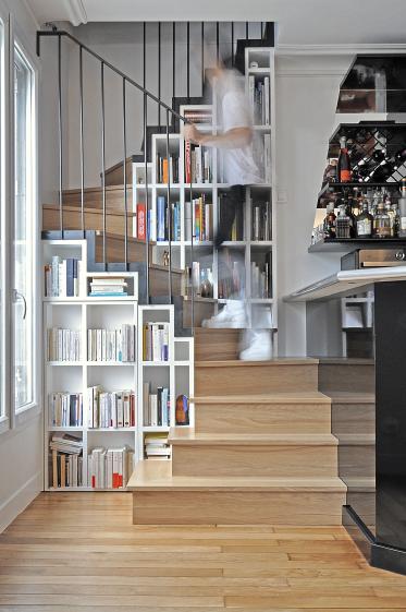 L'escalier devient un élément à part entière du salon et permet de monter en tou
