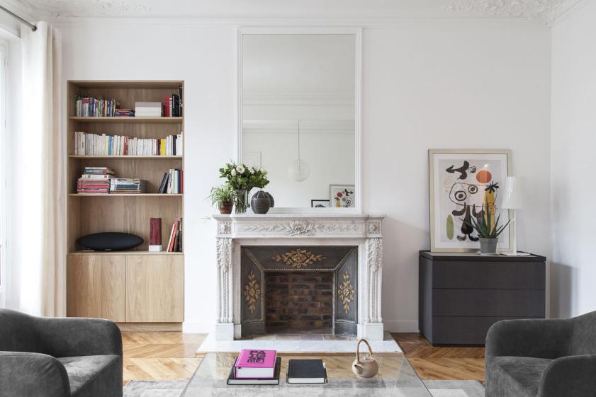 Le salon rénové avec miroir sur mesure et étagères chêne intégrées.