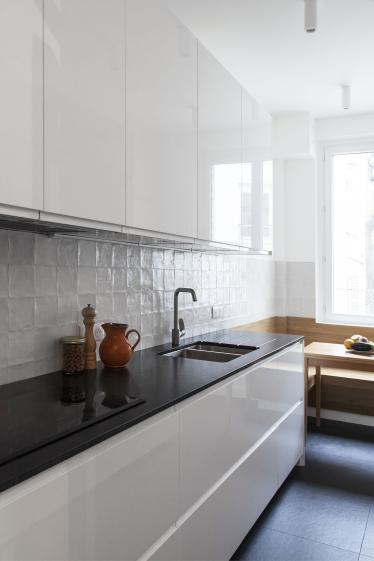 Une cuisine épurée et moderne qui contraste avec l'appartement