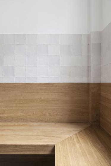 Une banquette en chêne réalisée sur mesure pour le coin repas de la cuisine. 
