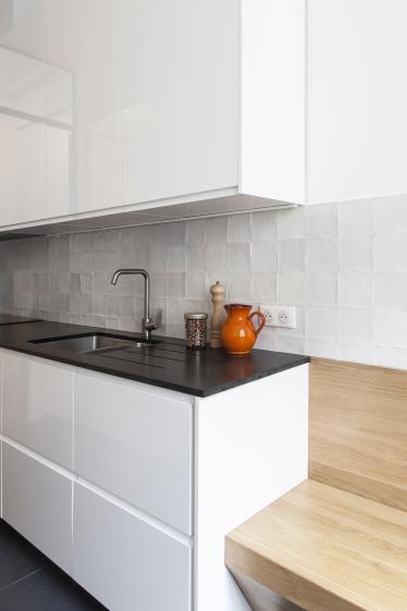 Une banquette en chêne réalisée sur mesure pour le coin repas de la cuisine. 