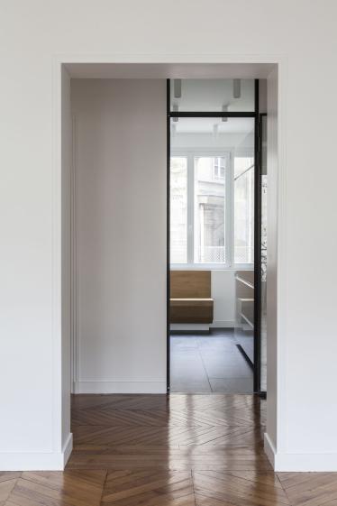 Les espaces ouverts et communiquant de l'appartement donnent une belle sensation