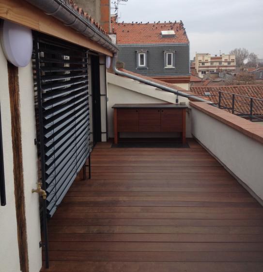 terrasse en bois avec meuble plancha