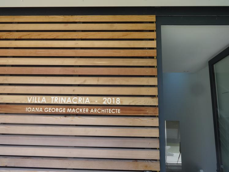 Nom de la villa gravé sur la façade, Nom de l'architecte également, selon souhai