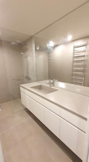 Salle d'eau à l'étage avec douche à l'italienne. 