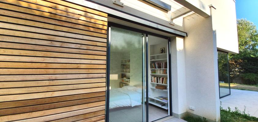 Suite parentale en rez-de-jardin avec volet coulissant en red cedar et pergola.