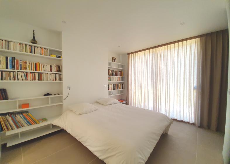 Chambre de la suite parentale. Bibliothèques et tables de nuit intégrées.