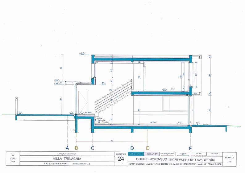 Coupe transversale sur l'entrée en rez-de-chaussée, le séjour en rez-de-jardin, 