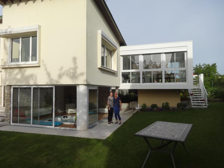 Façade ouest avec l'extension au niveau du séjour existant, escalier d'accès dir