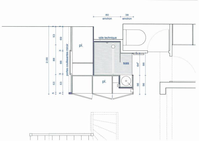 Cabinet de toilette avec douche à l'italienne dans l'espace dressing - projet